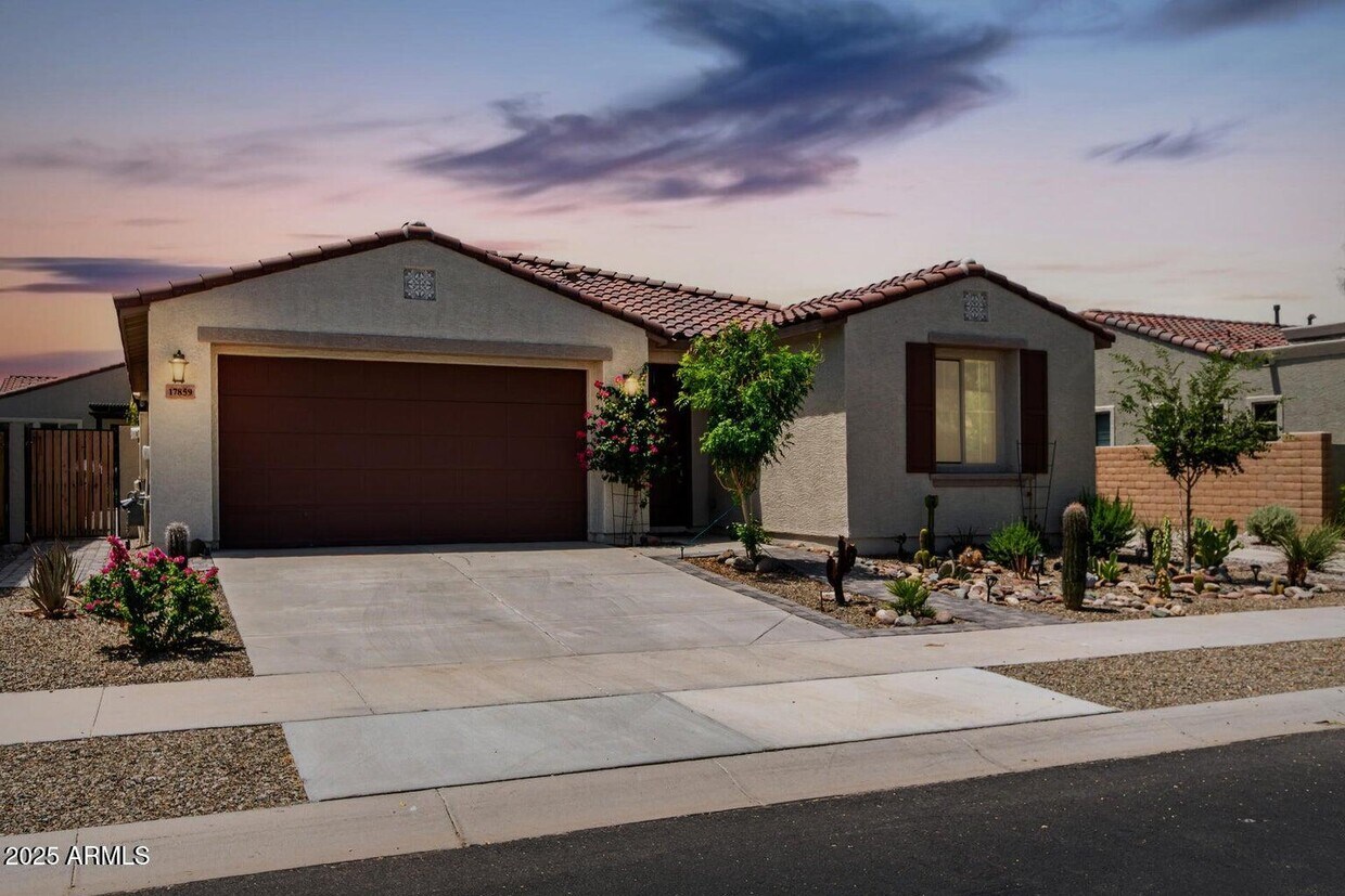 Foto principal - 17859 W Indigo Brush Rd