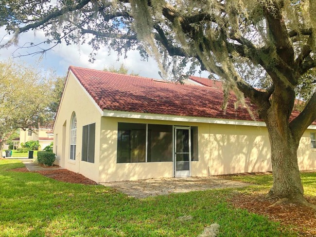 Building Photo - Cute 3/2 Villa on Wedgefield Golf Course