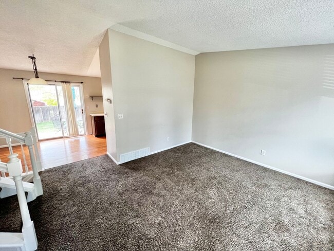 Building Photo - 3 bed, 1 bath Tri-level Home in Foxstone Neighborhood