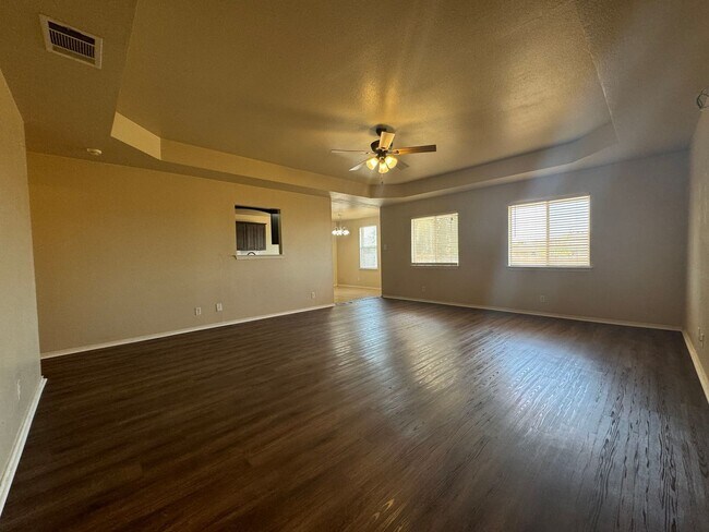 Building Photo - 360 Virtual Tour Available
