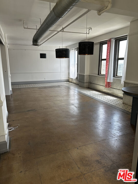 Foto principal - 108 W 2nd St