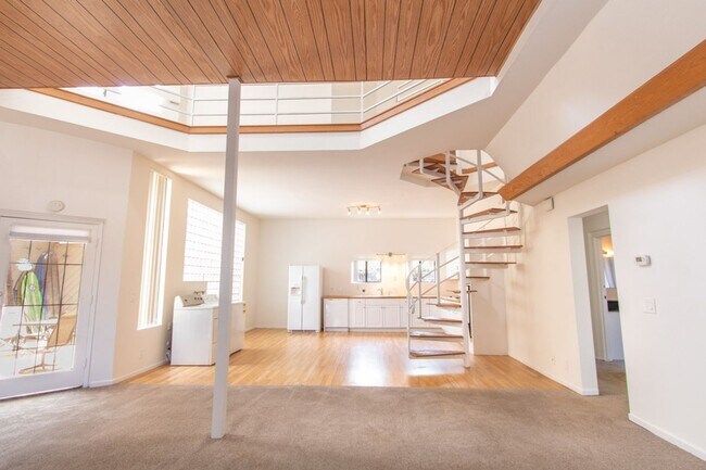 Foto del edificio - Loft-Like Unique 5 bed / 2 Bath Space with Lots of Character in Ocean Beach!