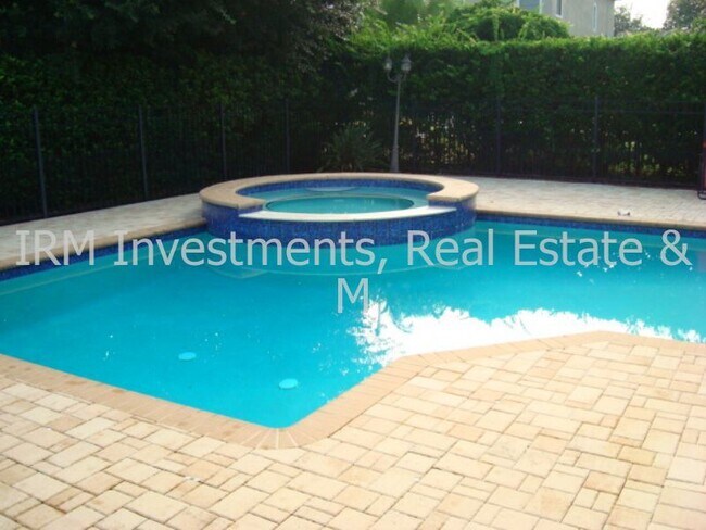 Building Photo - 4 b 3 b POOL house in Keenes Pointe