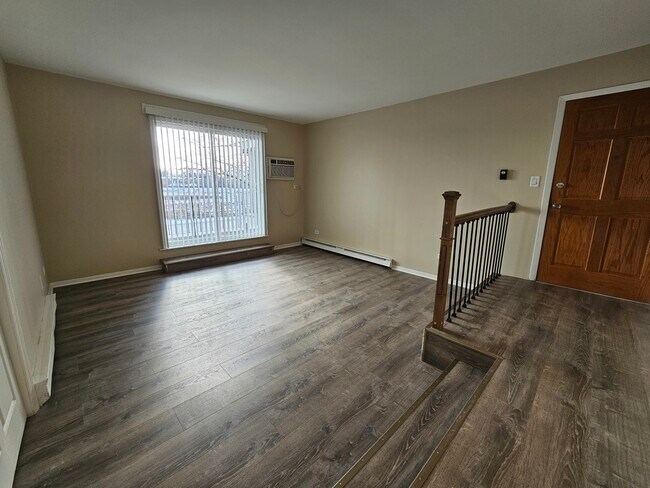 Foto del edificio - 10440 Mayfield Ave