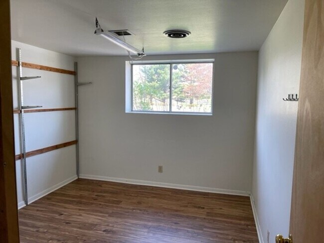 Building Photo - 507 W Kirby Ave