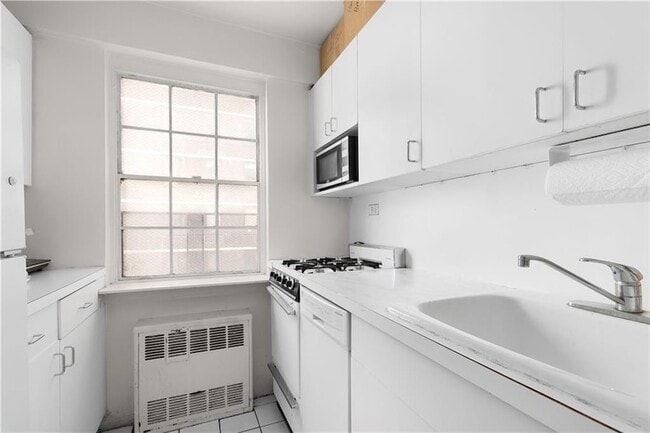 Building Photo - 240 E 55th St