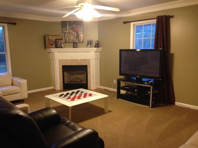 Building Photo - Beautiful Home in Cul-de-sac