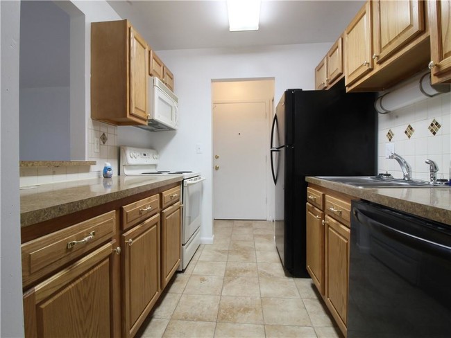 Building Photo - 7020 Villa Dr