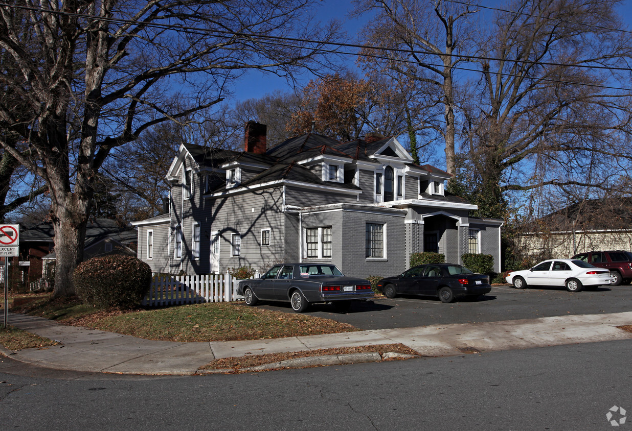 Primary Photo - Louise Manor