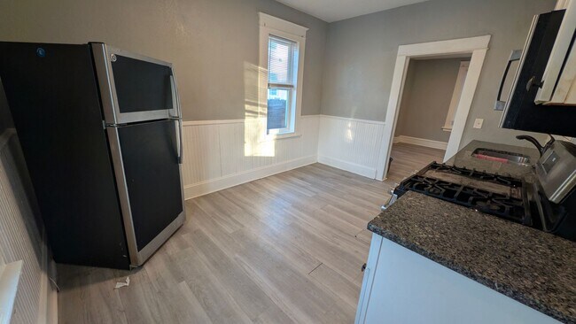 Building Photo - Come home to this great single family home with tons of charm and a beautiful yard