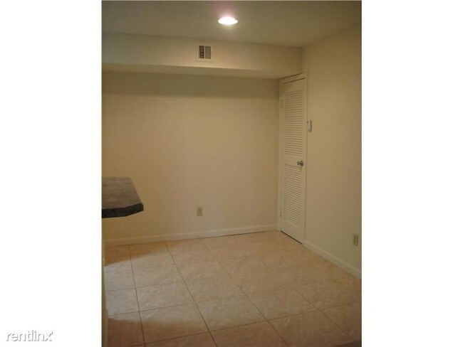 Building Photo - 875 Riverside Dr