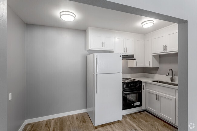 1BR, 1BA - Kitchen - Lincoln Apartments
