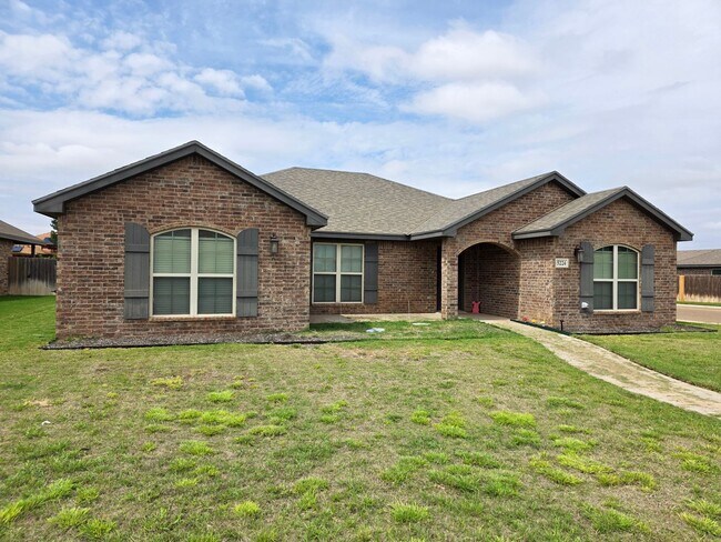 Building Photo - Darling home new to rentals ..great location near tech and medical