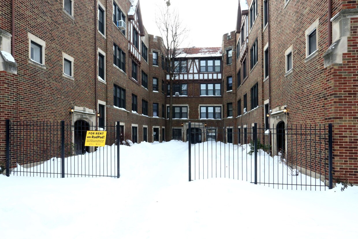 Building Photo - 2613-2619 W Berwyn Ave