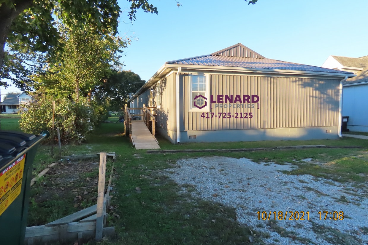 1118 W Fair Play St Unit 1118 S Fair Play A, Bolivar, MO 65613 Room