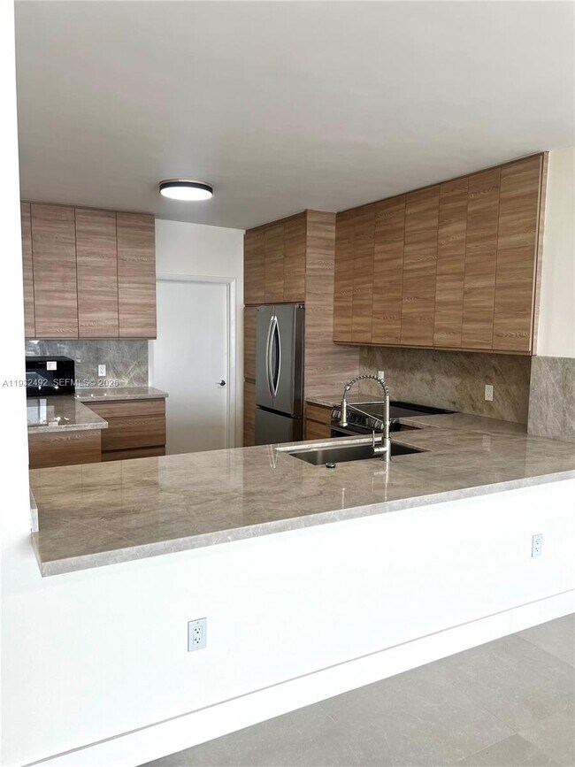 Foto del edificio - 17050 N Bay Rd