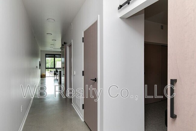 Building Photo - 315 5th St