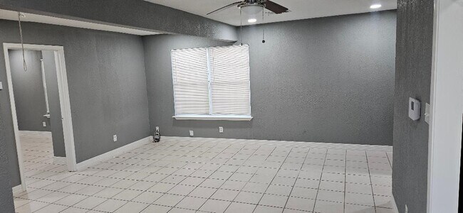 Foto del edificio - 7011 Hillsboro St