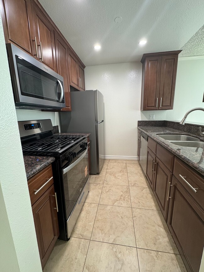 Photo - 10911 Rochester Ave (Los Angeles, CA) Apartment
