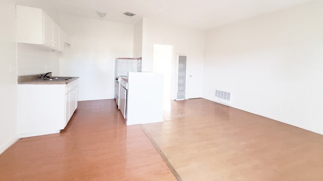 Layout of a very similar apartment at complex - 1818 W Sumac Ln