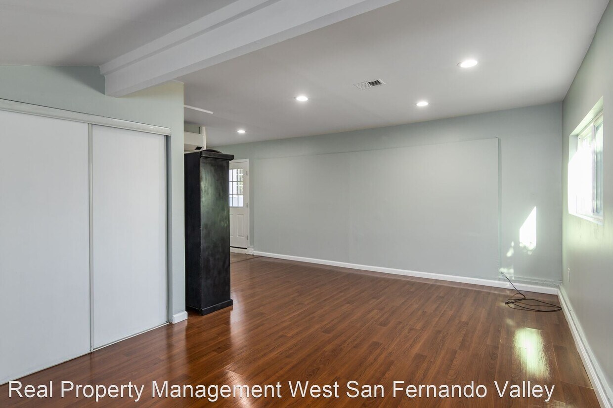 Foto principal - Studio, 1 bath House - 22227 Burton St