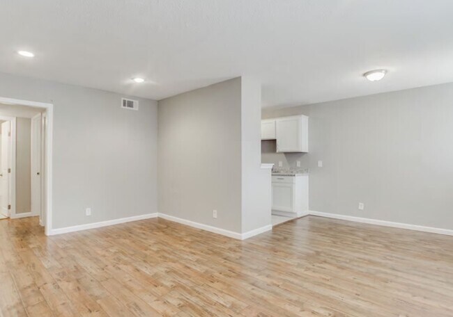 Building Photo - 4950 Live Oak St