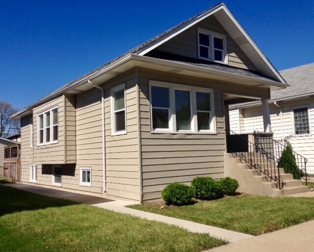 Building Photo - 4448 N Austin Ave