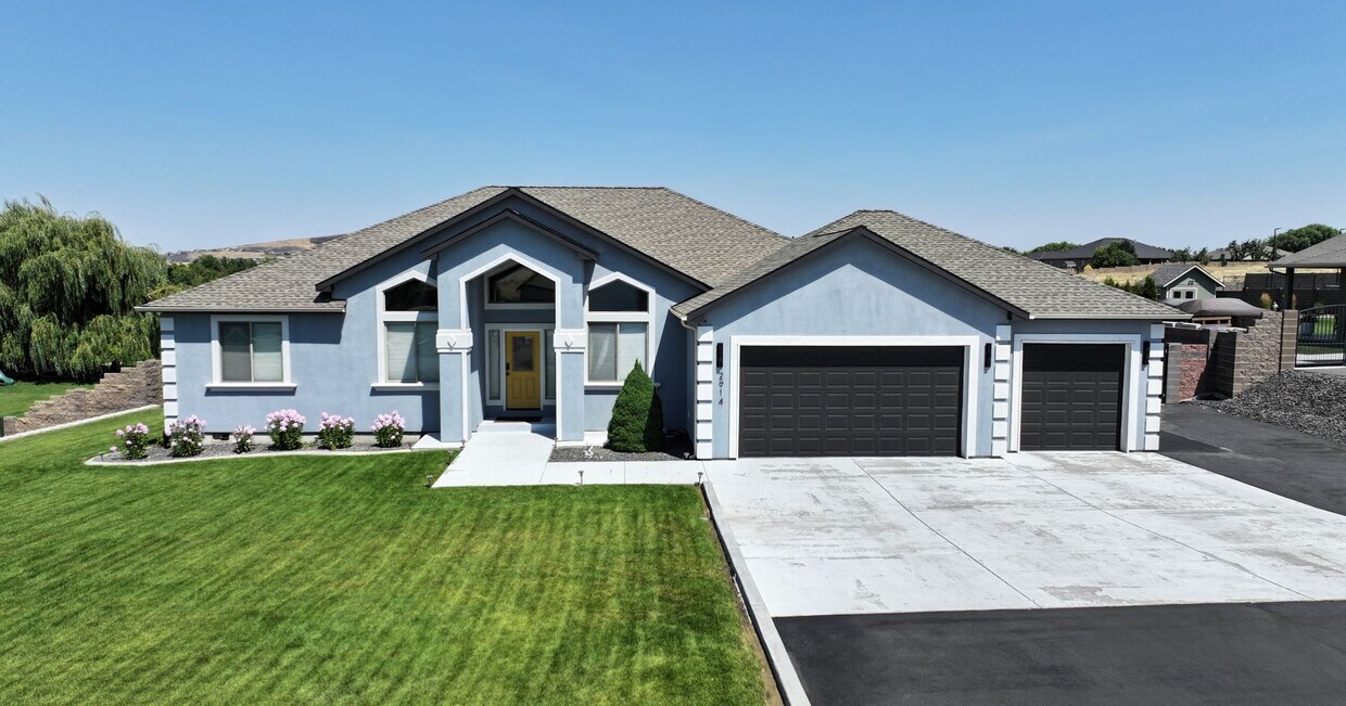 Foto principal - Luxurious 4-Bed Richland Home with Pool, H...