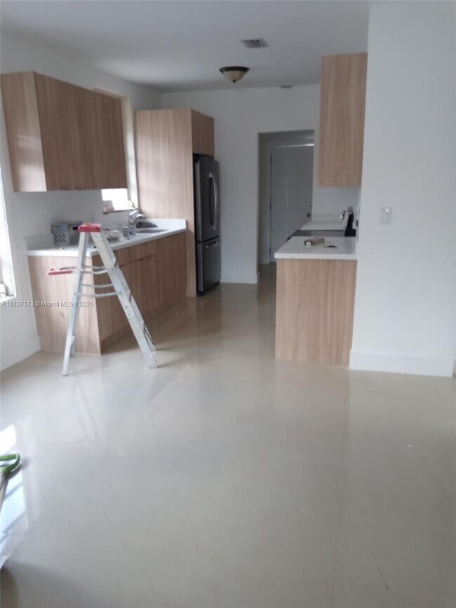 Foto del edificio - 249 E 3rd St