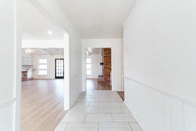 Building Photo - 2114 56th St