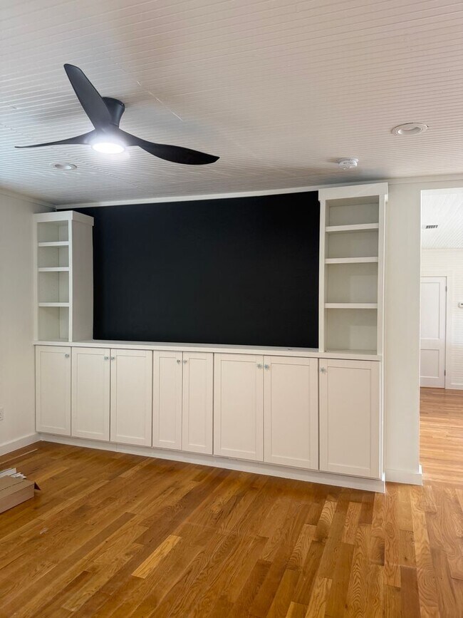 Building Photo - Updated Costal - Style home