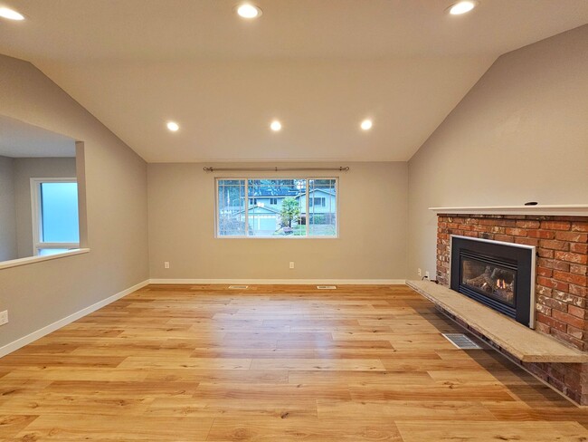 Building Photo - Beautiful 4 Bed 3 Bath Home in Sought Afte...