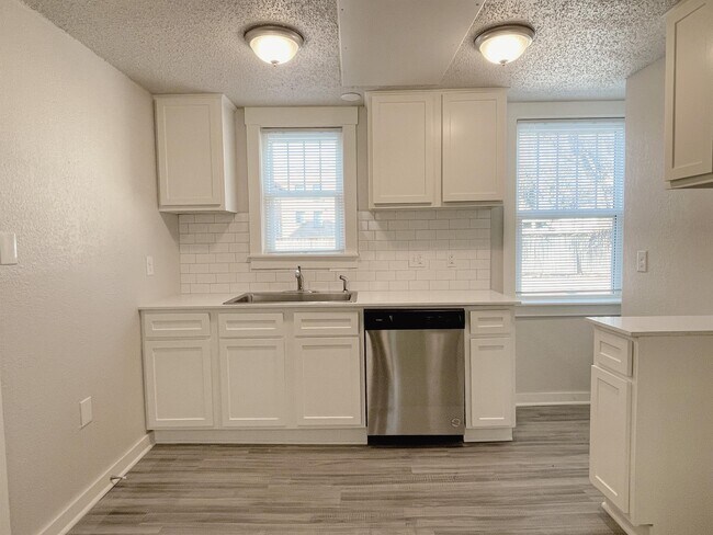Building Photo - 727 Culbertson Dr