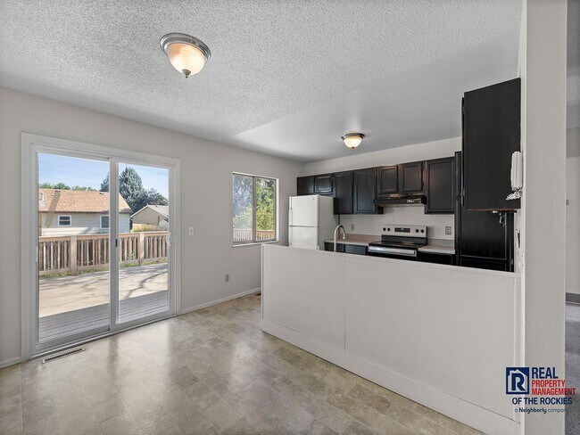 Building Photo - Beautiful & Bright Home in South West Fort...