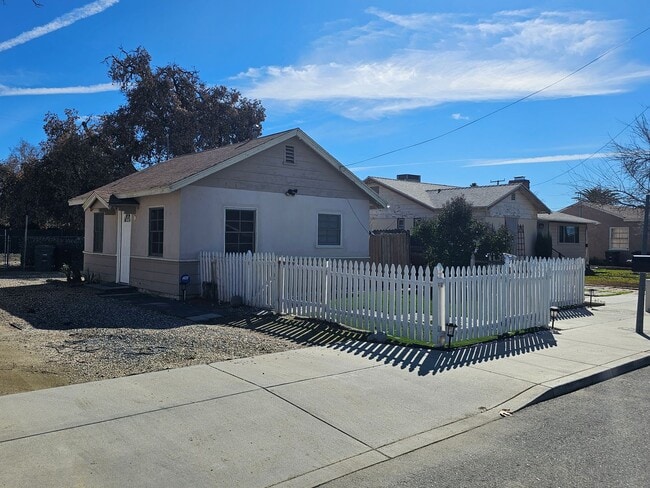 Building Photo - 1+ 1 Bed 1 Bath Cottage in San Jacinto $1425.00