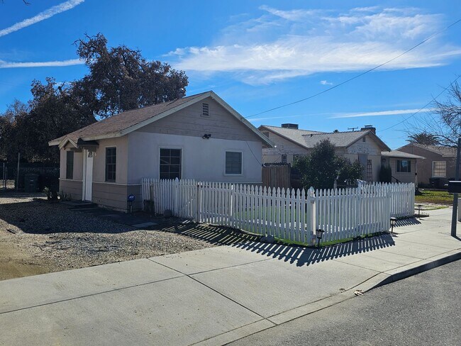 Foto del edificio - 1+ 1 Bed 1 Bath Cottage in San Jacinto $1425.00