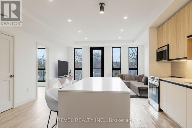 Building Photo - 4390 Hillview Dr