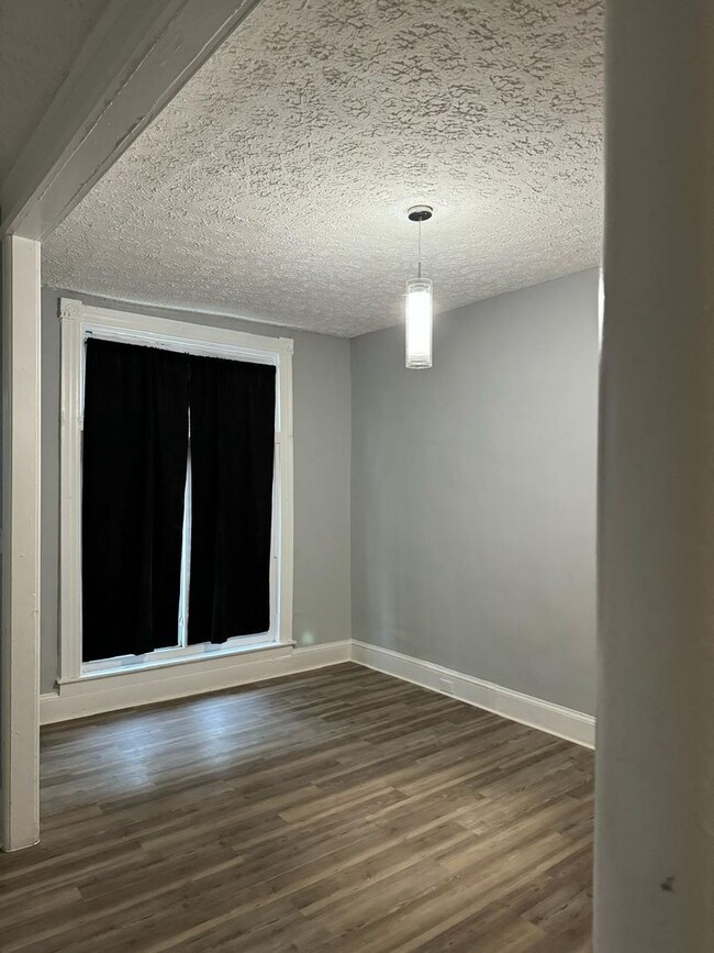 Foto del edificio - Three Bedroom One Bathroom Ready For ASAP ...