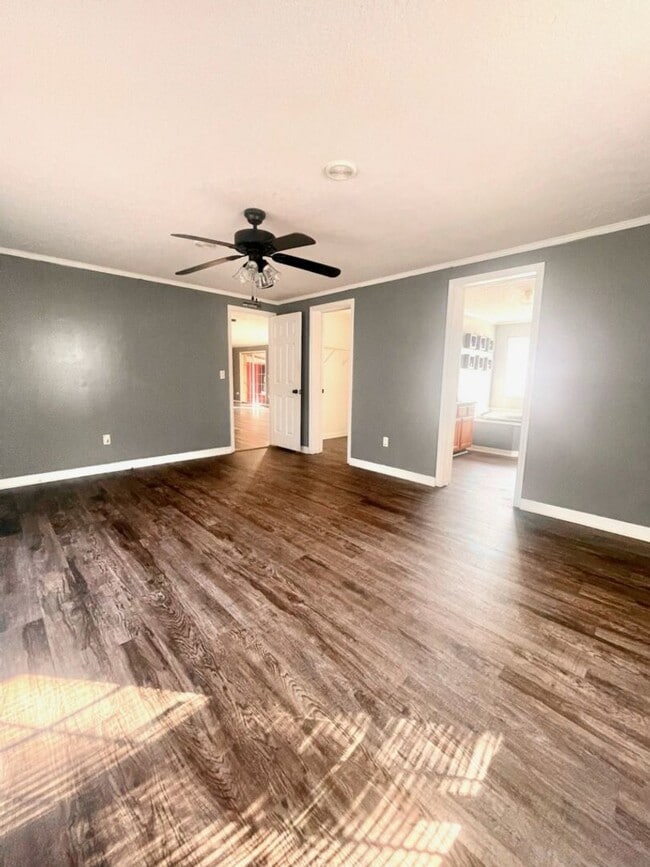 Building Photo - 3 Bed 2 Bath