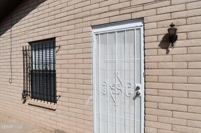 Building Photo - 3545 E Glen Dr