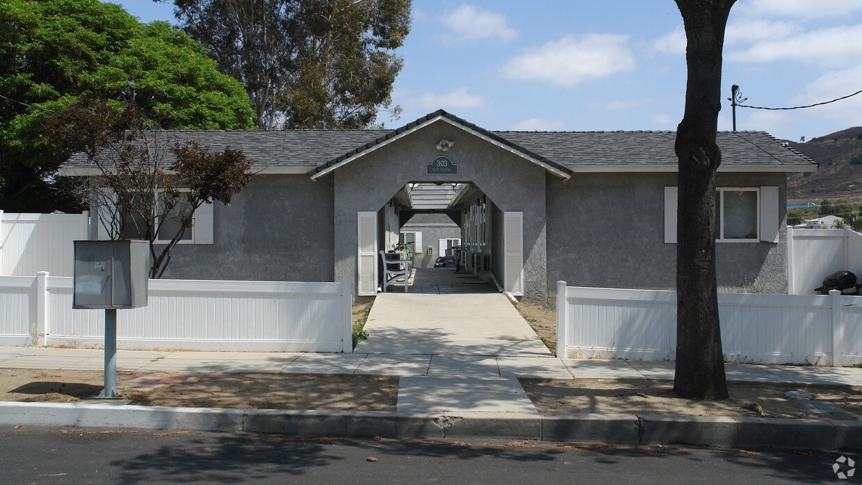 Primary Photo - 303 W Pottery St