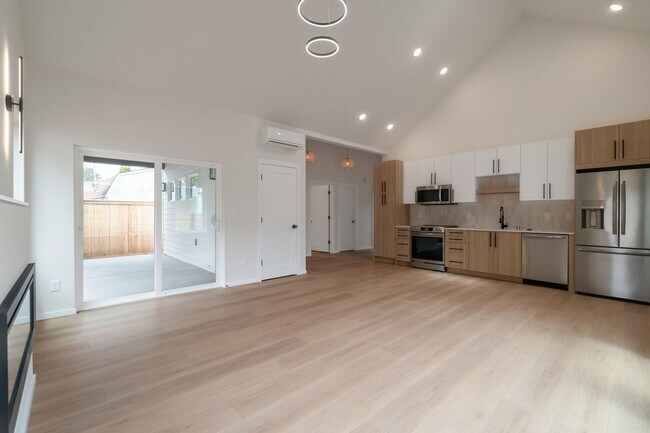 Building Photo - Beautiful Single-Family Home in Pacific, WA!