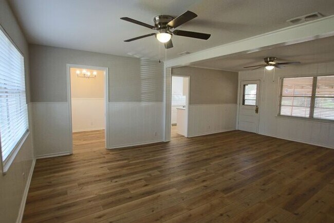 Foto del edificio - Available Now! Newly Remodeled 3 Bed 2 Bat...