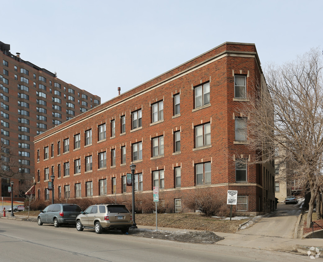 Building Photo - Kenwood Court Apartments