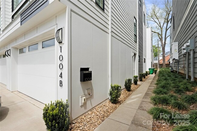 Building Photo - 1004 Greenleaf Ave