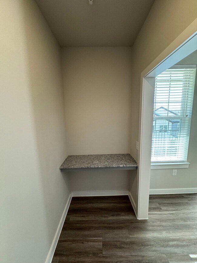 Foto del edificio - 5000 Overboard Cv