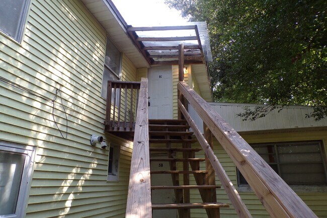 Building Photo - Southwest Pensacola 1BR, 1BA Upstairs Apartment on Cul-de-Sac with Wood-Look Flooring, Included U...