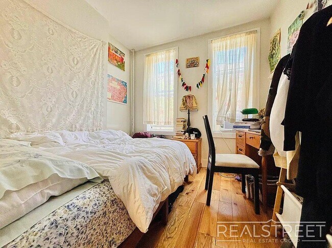 Foto del edificio - Stylish 3 Bed / 2 Bath in Prime Ridgewood ...