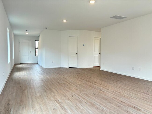 Building Photo - 3050 Pensacola Dr