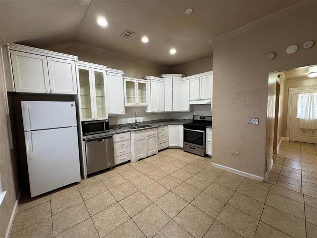 Building Photo - 5400 Village Green Dr